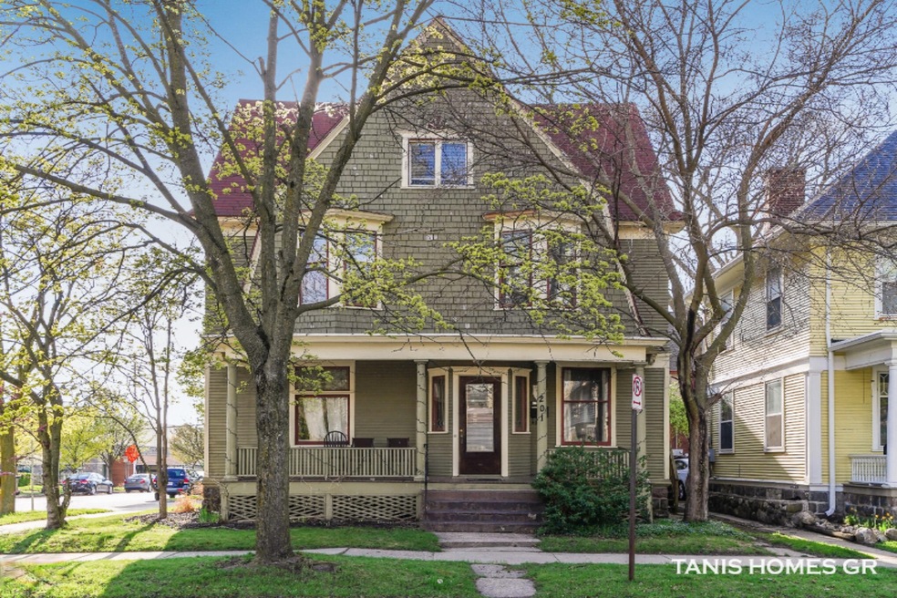 201 Lafayette Avenue NE Grand Rapids