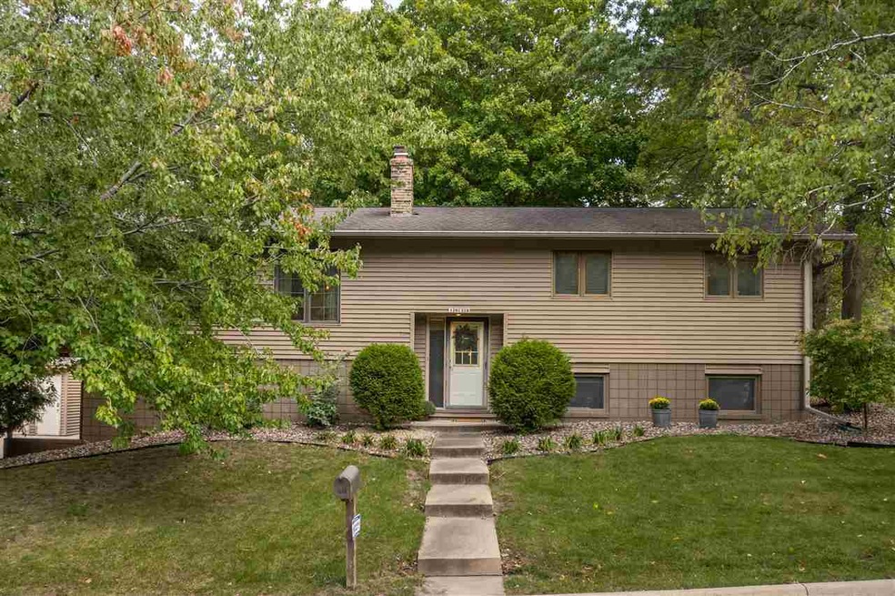 1628 Grandview Ct, Cedar Falls, IA 50613 - photo 1