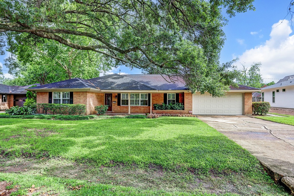 8729 Fairbend St, Houston, TX 77055 - photo 1