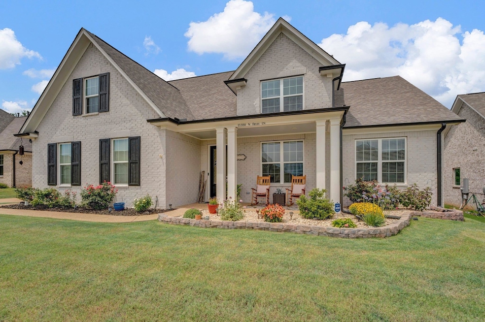 View of front of property featuring a front lawn