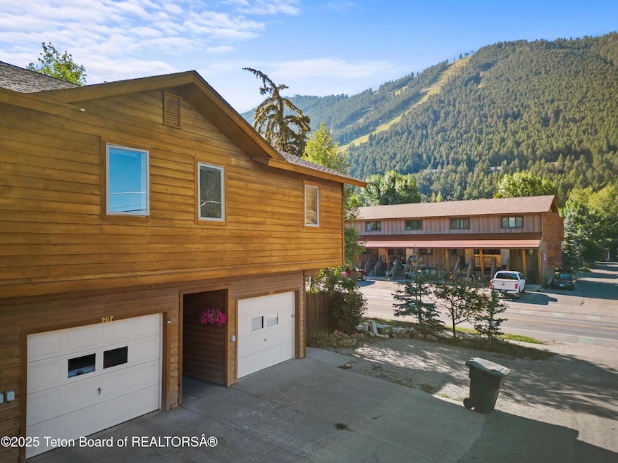 06-207 W Snow King Ave-14