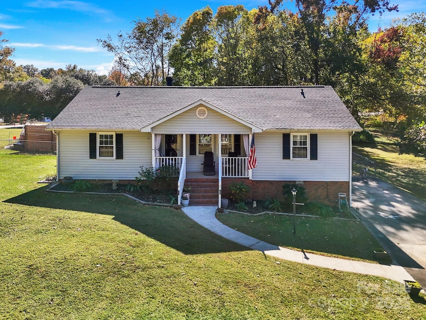 1517 University Dr, Lancaster, SC 29720 - photo 1