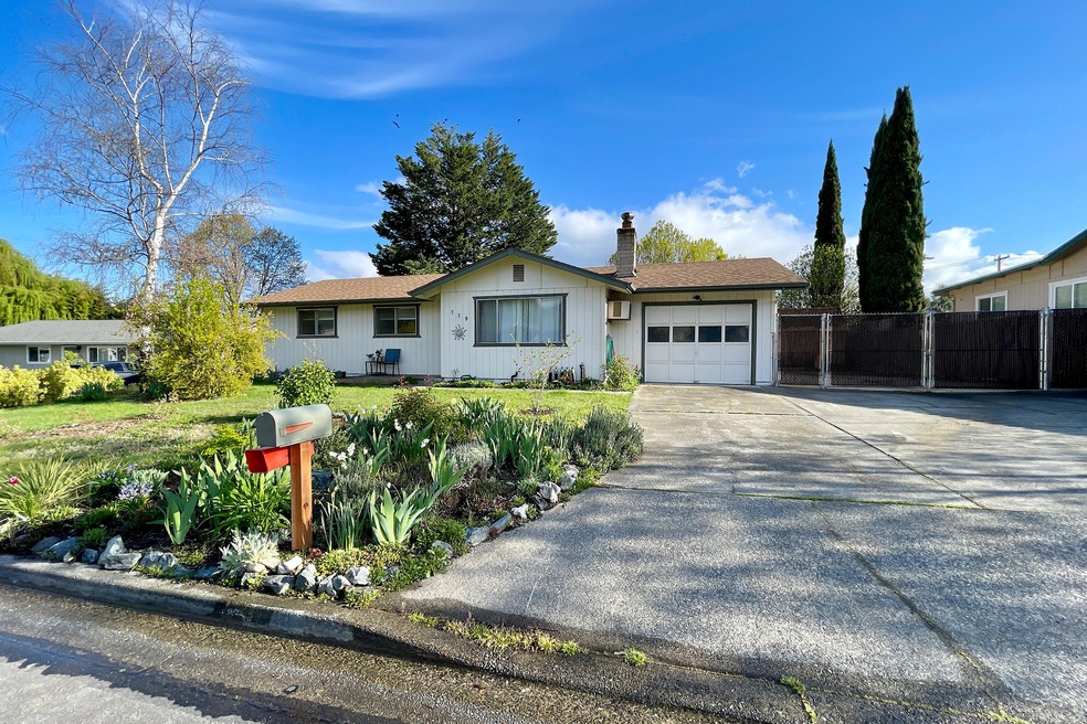 779 NW Carol Dr, Grants Pass, OR 97526 - photo 1