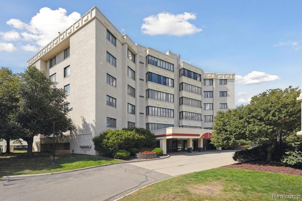 43050 12 Oaks Crescent Dr unit 2066, Novi, MI 48377 - photo 1