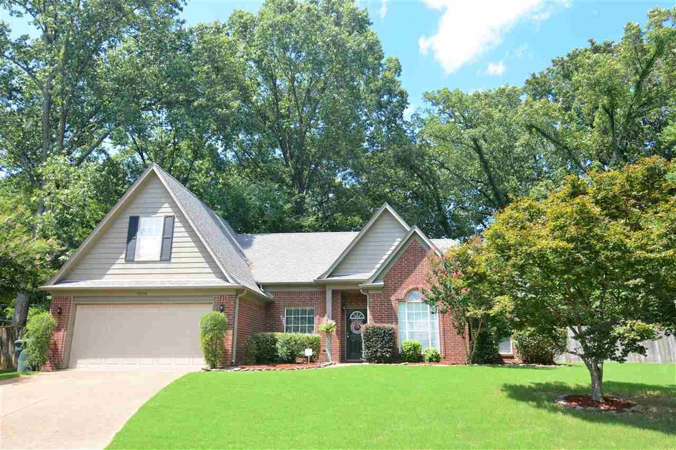 Beautifully kept home on large cove lot in Burloe 