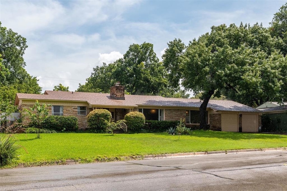 3825 SOUTH DRIVE  THIS HOME HAS HUGE LOT.