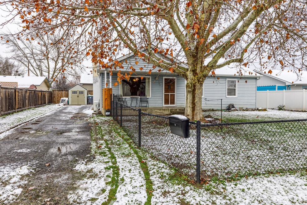 765 Ash St, Central Point, OR 97502 - photo 1