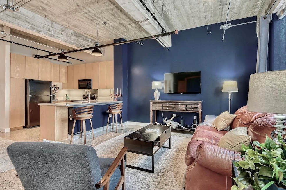 *Fully furnished* studio in the heart of downtown Austin!