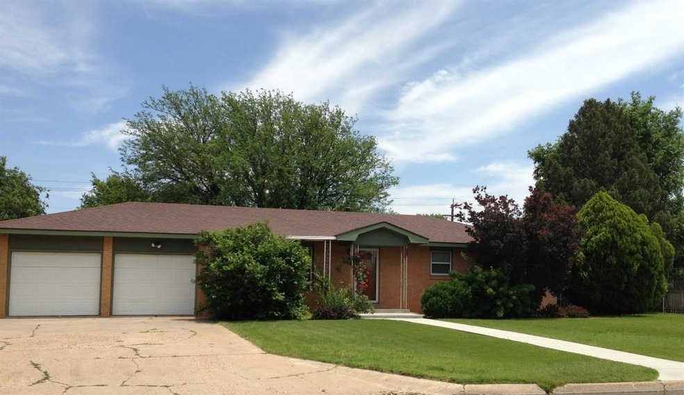 1110 S Jefferson St, Hugoton, KS 67951 - photo 1