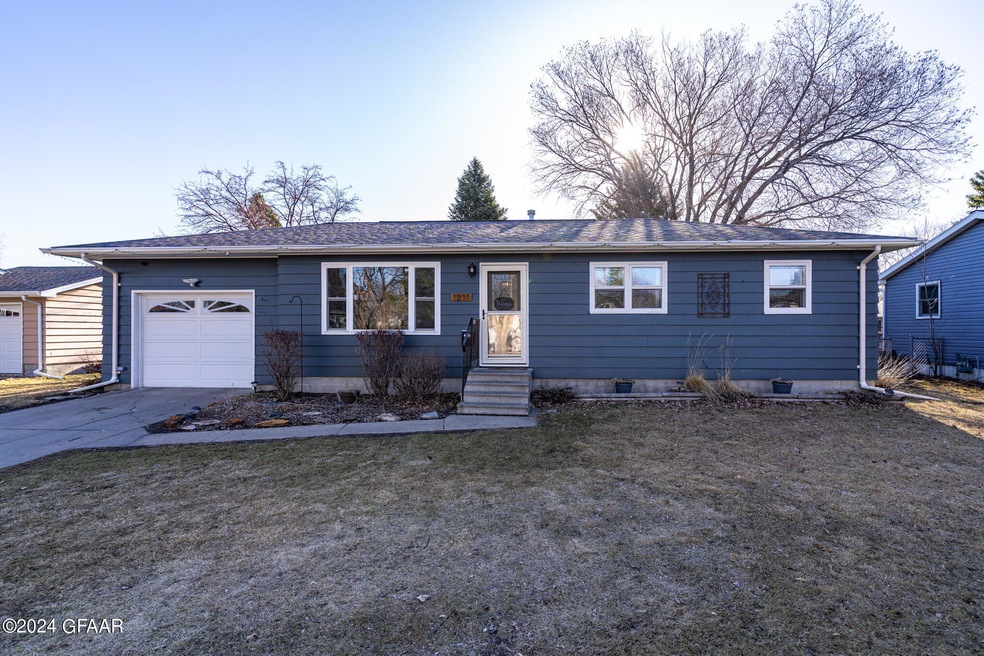 1211 S 18th St, Grand Forks, ND 58201 - photo 1