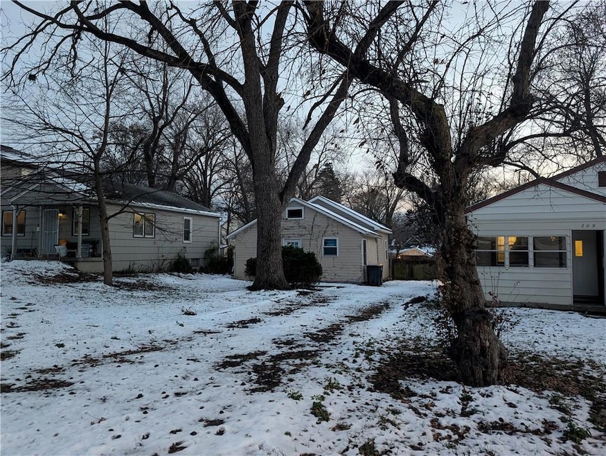 207 W 78th St, Kansas City, MO 64114 - photo 1