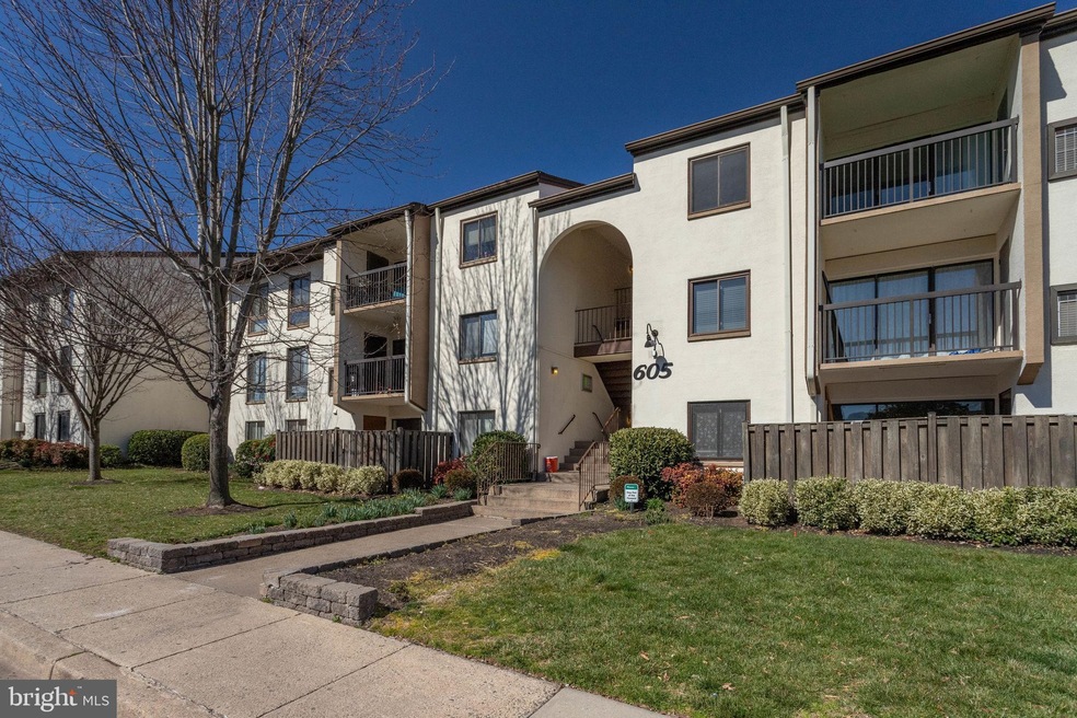 605 Center St unit 204, Herndon, VA 20170 - photo 1