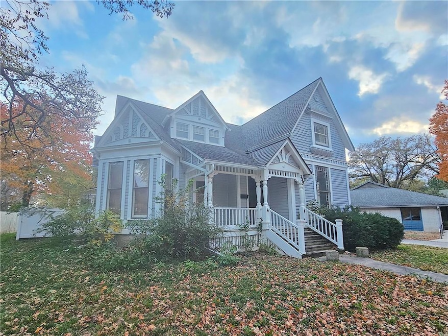 230 W 4th Ave, Garnett, KS 66032 - photo 1