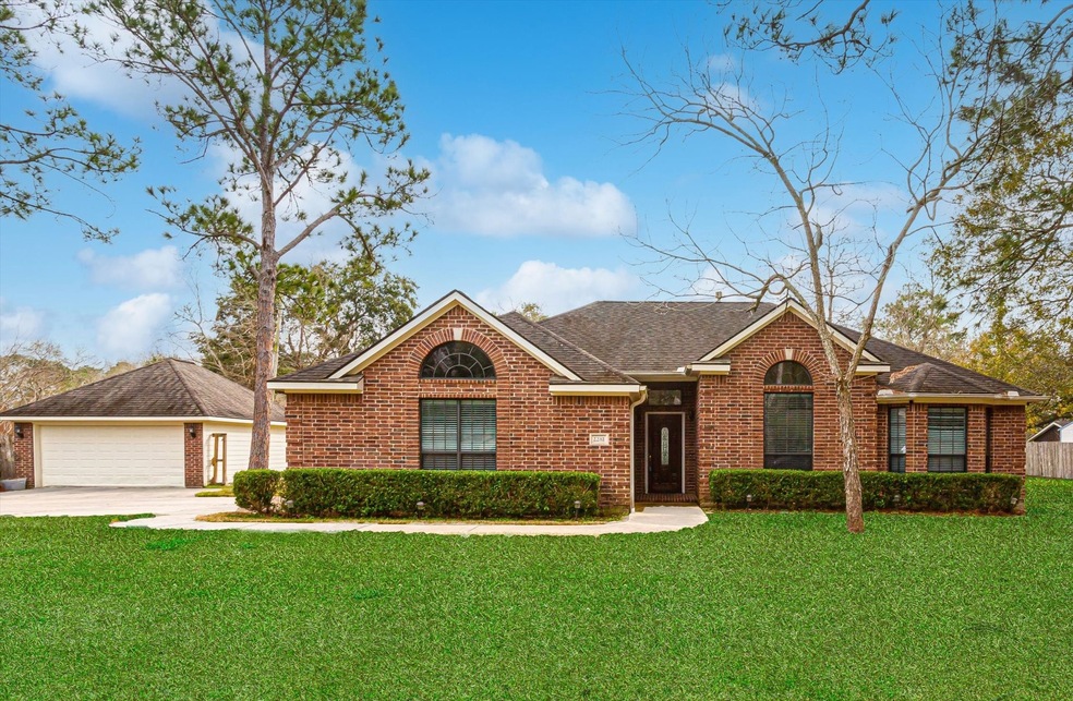 2281 W Coombs St, Alvin, TX 77511 - photo 1