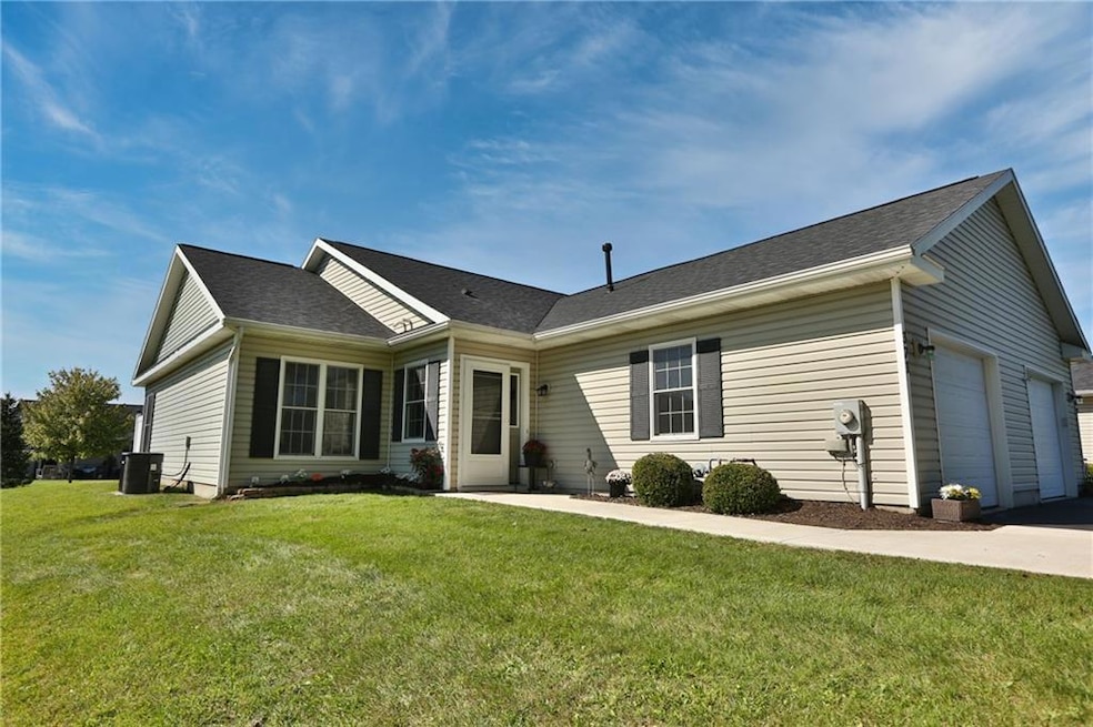 371 Walker Dr, Canandaigua, NY 14424 MLS R1499295