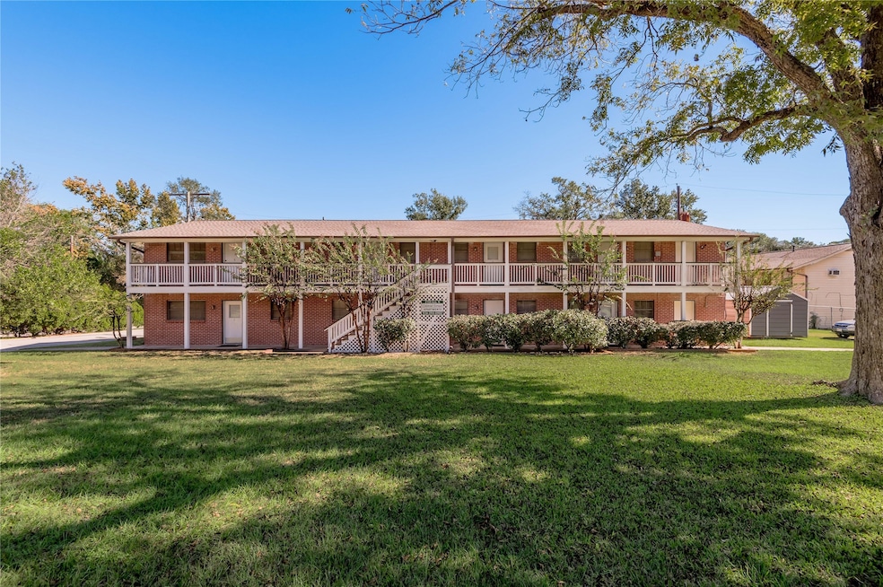 2105 Avenue N unit 8, Huntsville, TX 77340 - photo 1