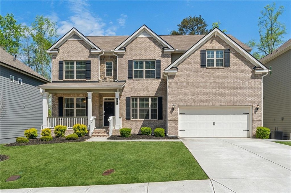 Craftsman inspired home with a porch, a front yard