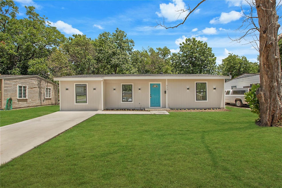 929 Highland Dr, Grand Prairie, TX 75051 - photo 1