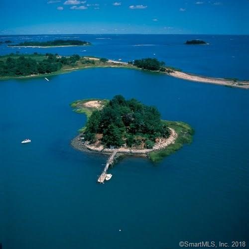 this paradise is part of a small chain of Islands 