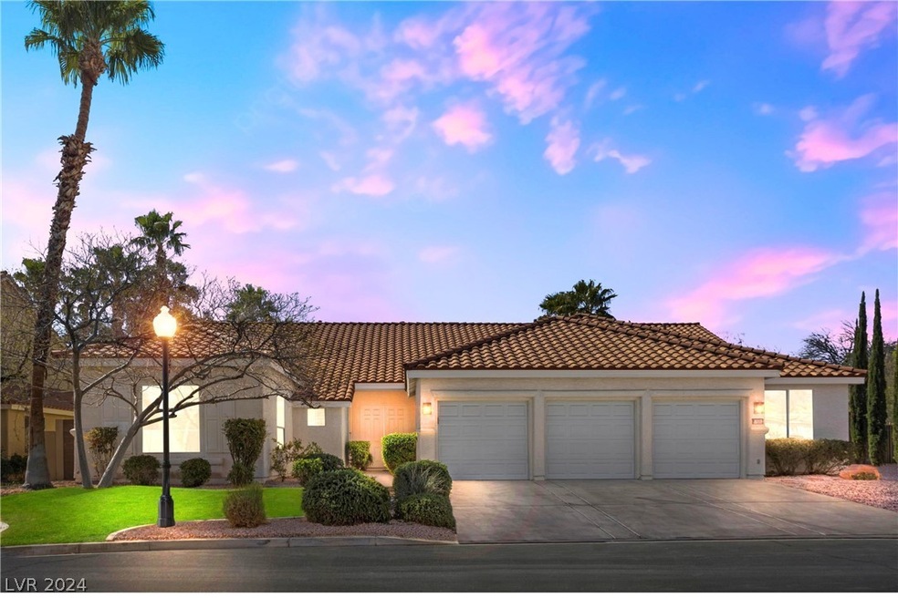 Lovely and spacious single story with a pool/spa o