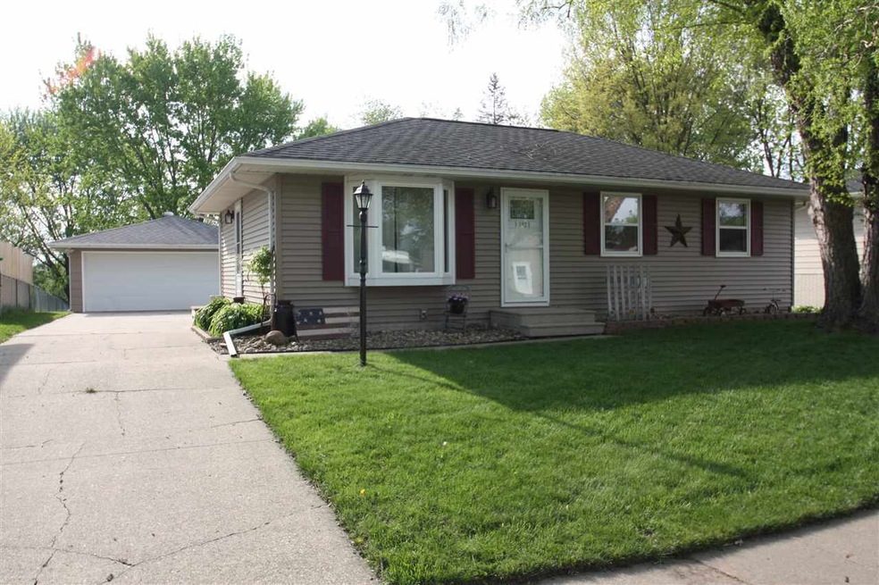 1321 Edgewood Dr, Waterloo, IA 50701 - photo 1