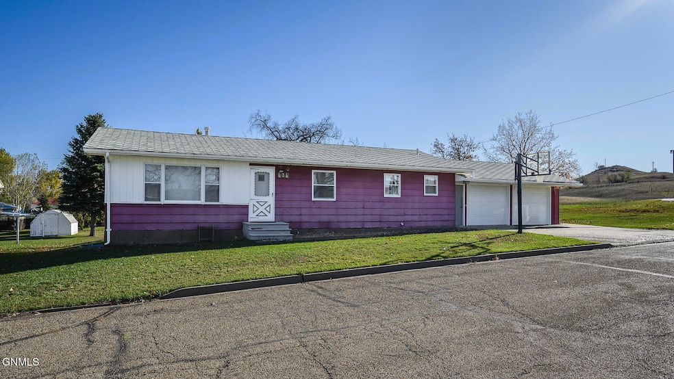 414 S 3rd St, Glen Ullin, ND 58631 - photo 1