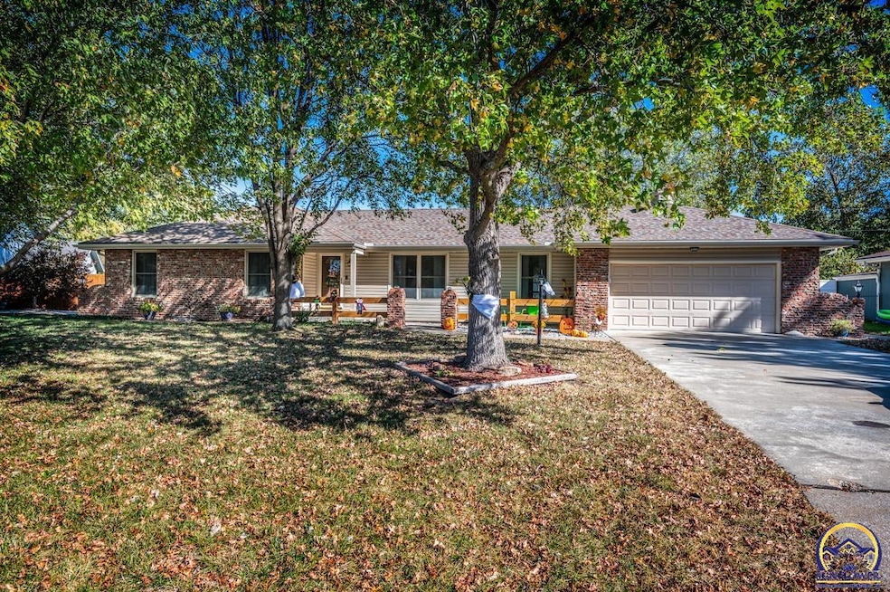 3916 SE 32nd St, Topeka, KS 66605 - photo 1