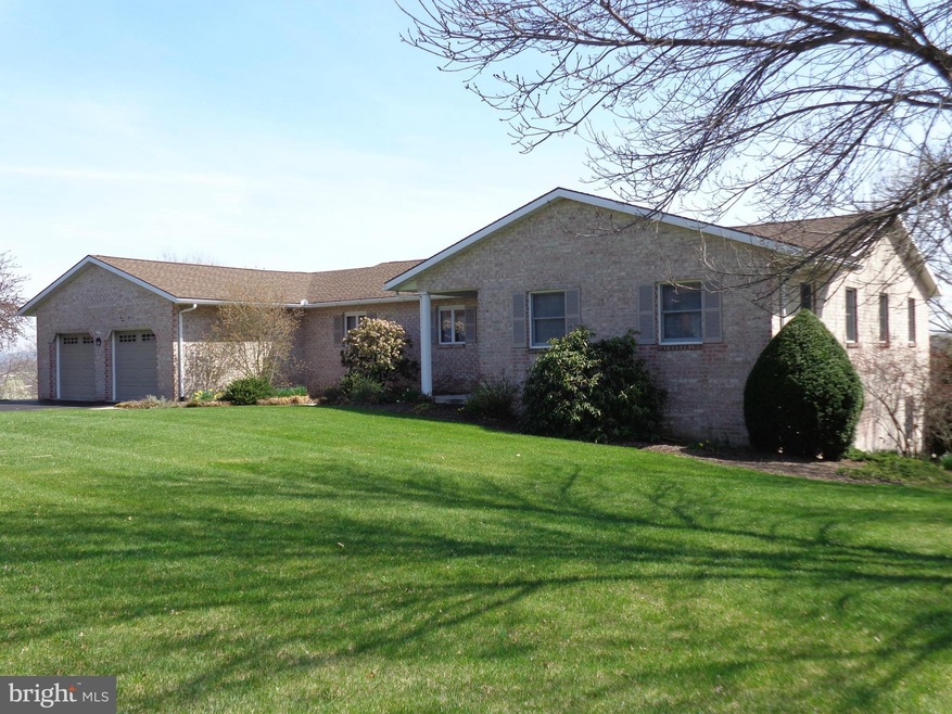 438 Lindman Dr, Chambersburg, PA 17202 - photo 1