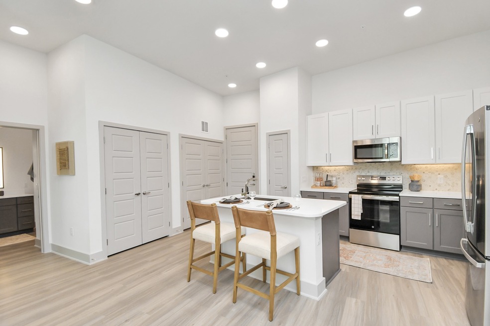 1617 Enid St unit 231, Houston, TX 77009 - photo 1