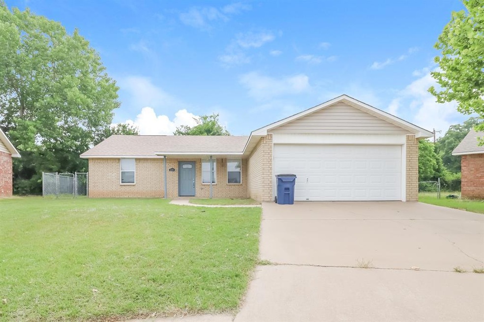 204 Bobbie Ann Ct, Granbury, TX 76049 - photo 1