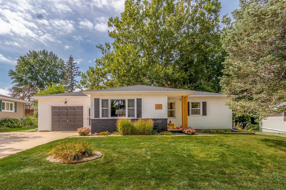 137 Highland Dr, Cedar Falls, IA 50613 - photo 1