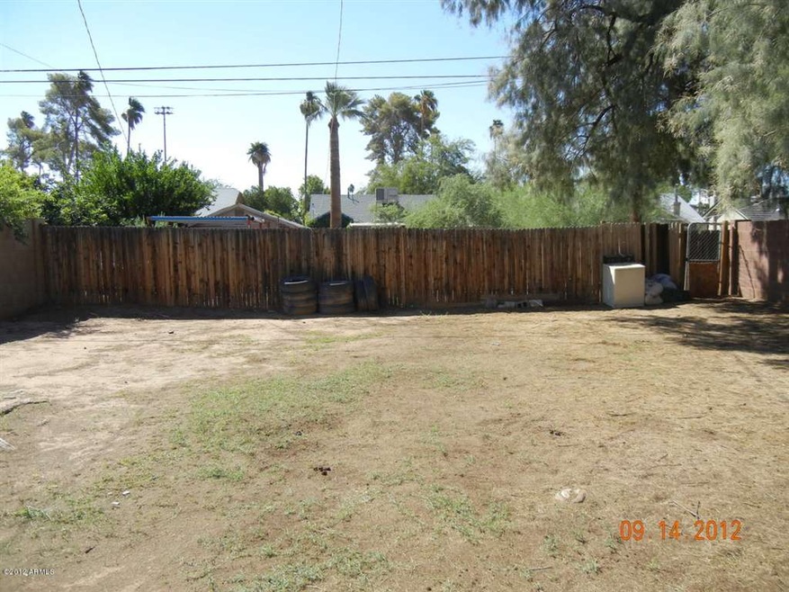 1227 E Hubbell 064