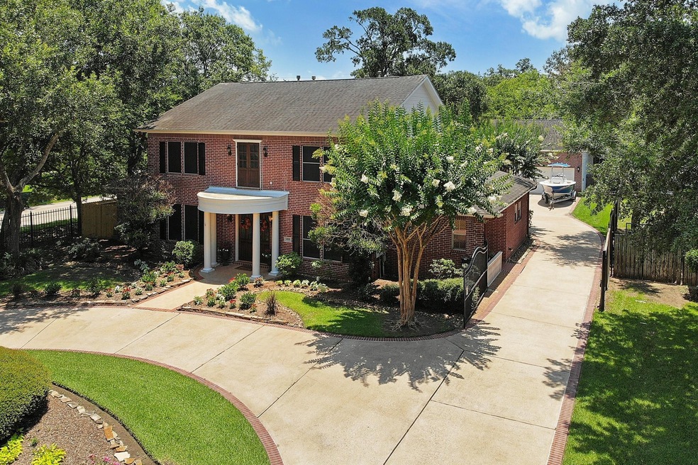 1001 Buckingham Ct, Friendswood, TX 77546 - photo 1