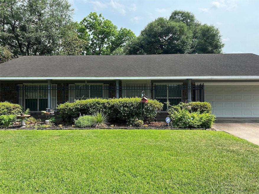 903 Hidden Valley Dr, Houston, TX 77088 - photo 1