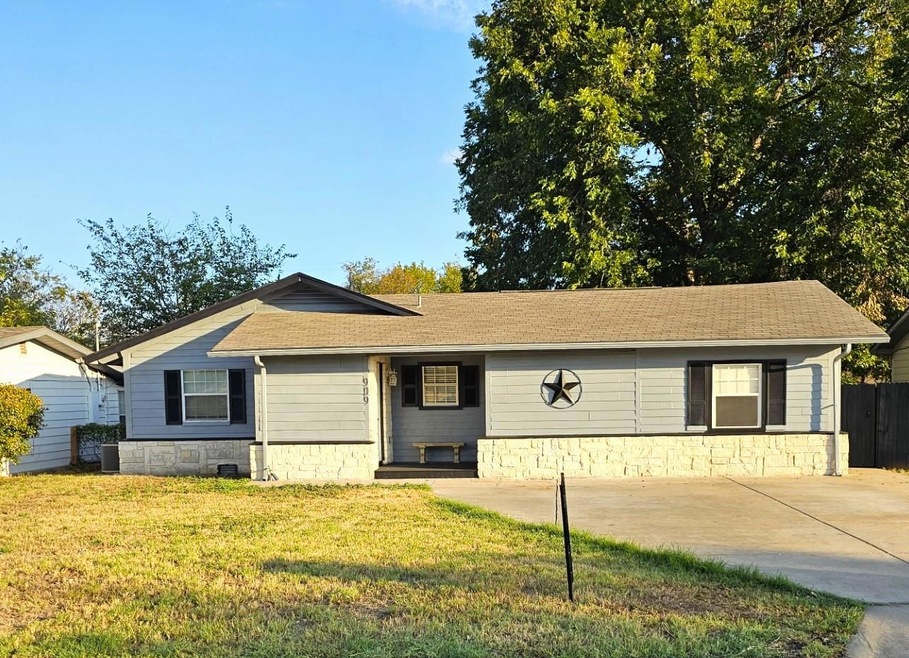 909 Phillips St, Cleburne, TX 76033 - photo 1