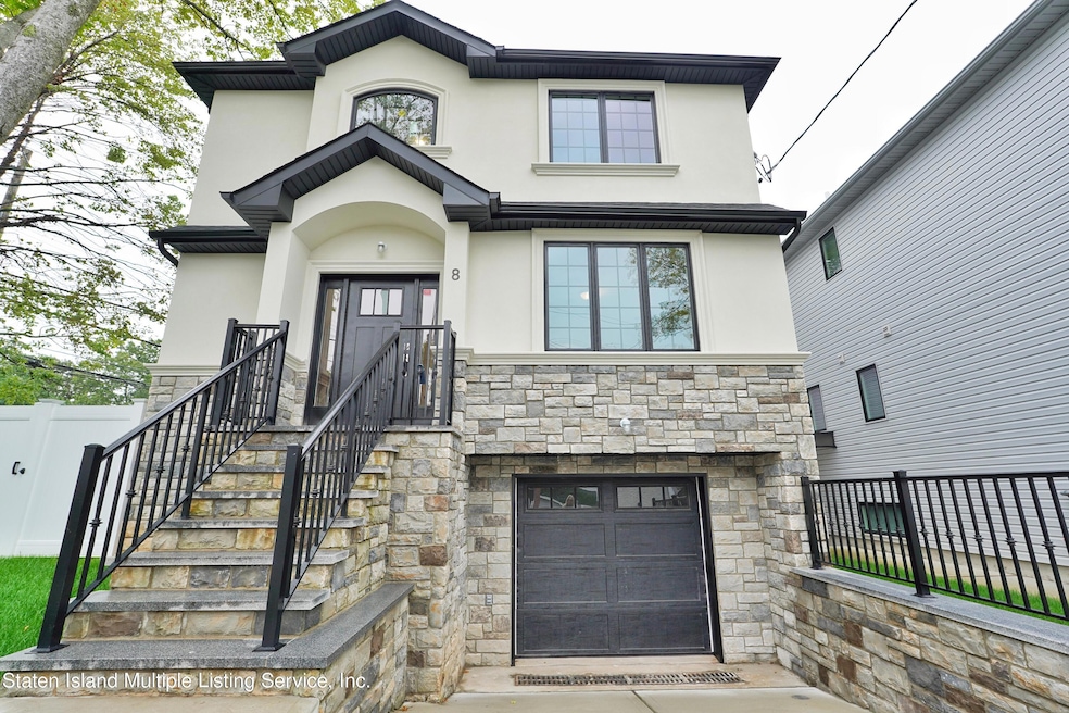 Sold $900,000 • Co-Listing Agent