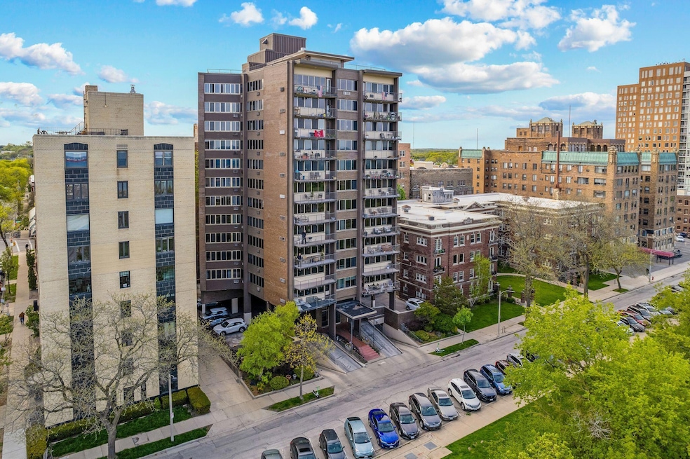 mls_1919 N Summit Ave, Milwaukee - Drone