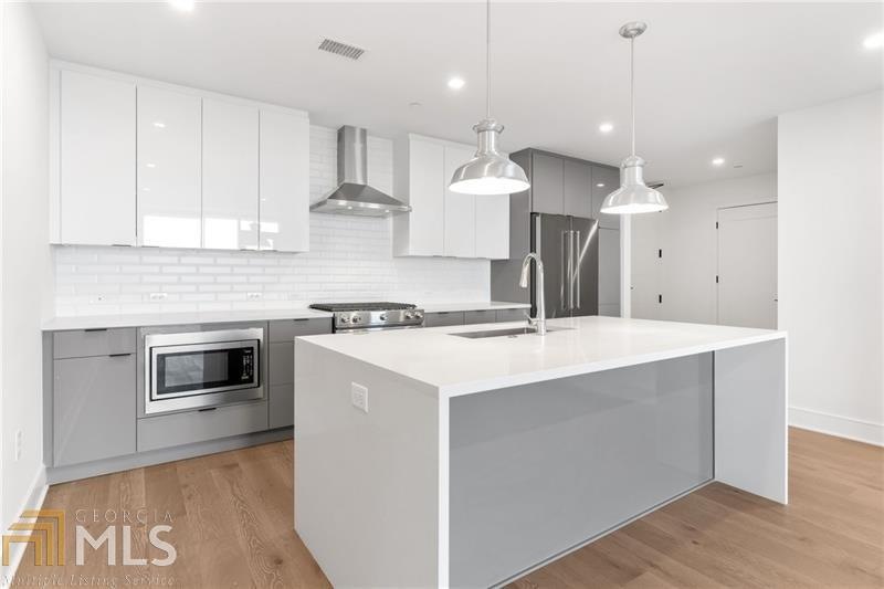 7' kitchen island that faces the gorgeous floor to