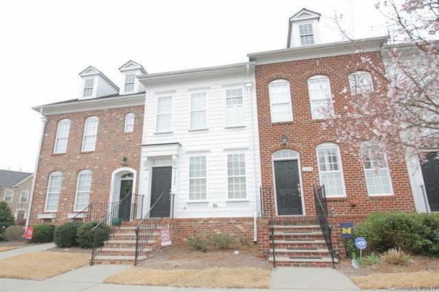 2-story townhome within walking distance to grocer