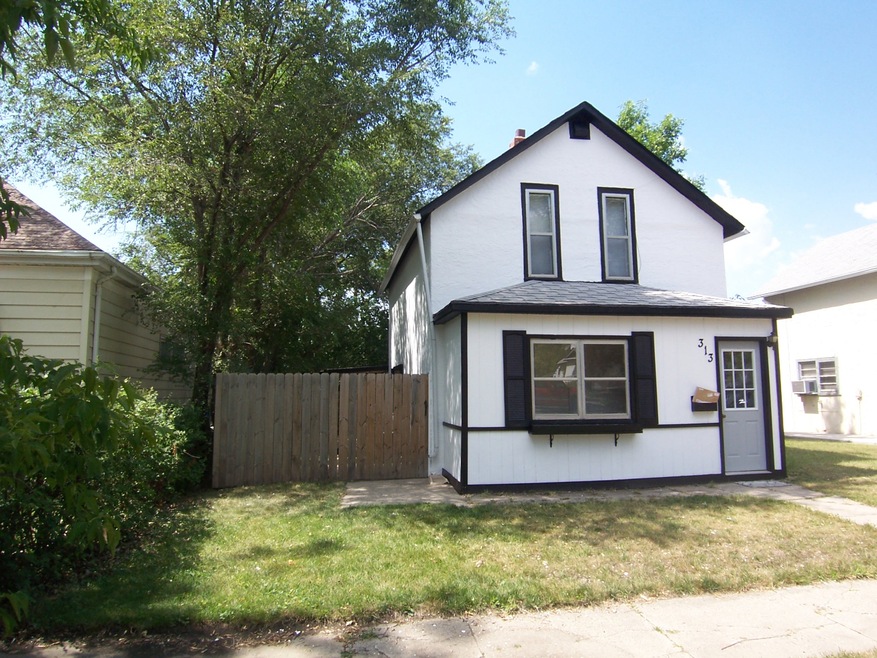 313 5th Ave NE, Jamestown, ND 58401 - photo 1