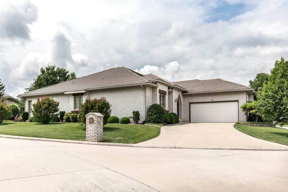 RE_3967 Villa Way-4