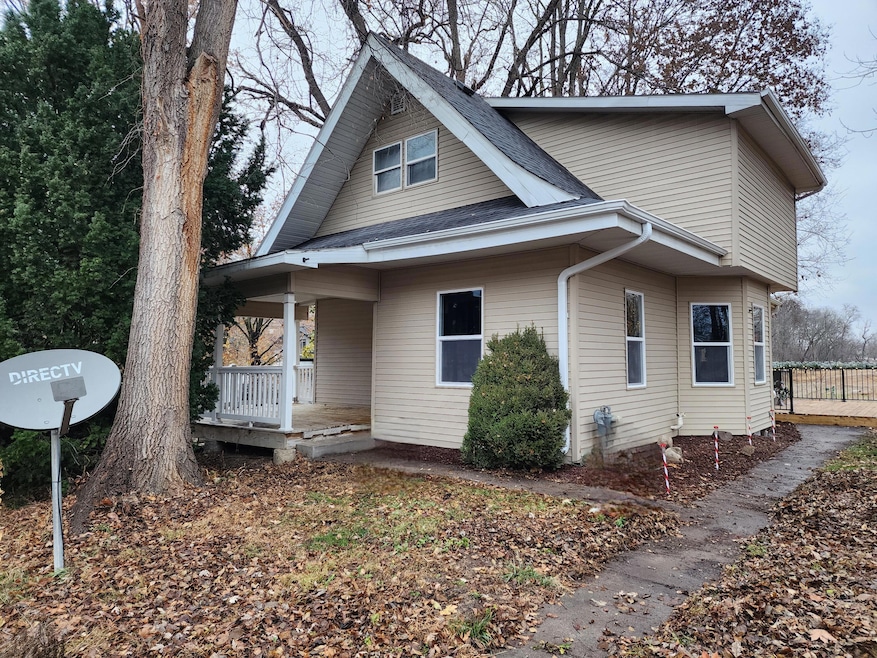 904 W 8th St, Muscatine, IA 52761 - photo 1