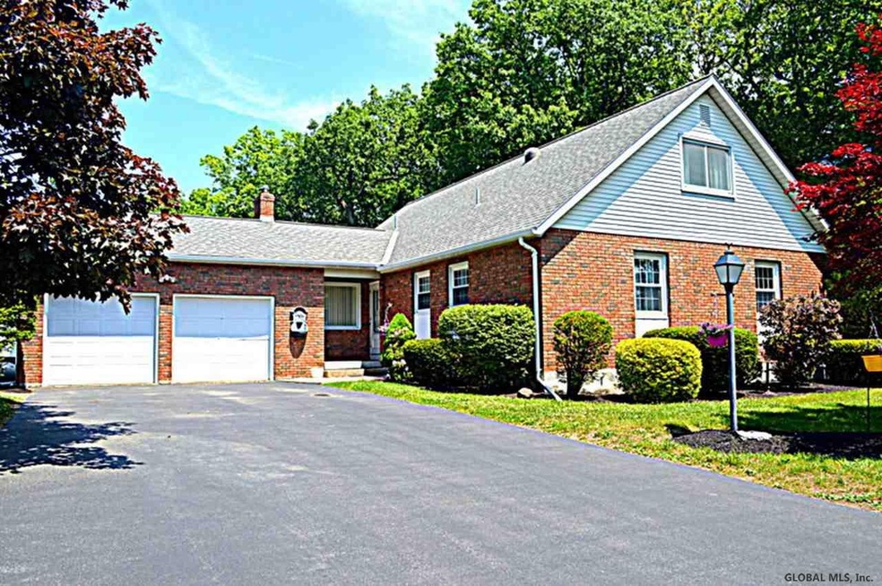 1241 Viewmont Dr, Schenectady, NY 12309 - photo 1