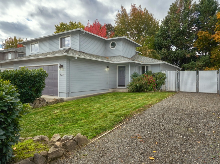 541 Brittni Ln, Central Point, OR 97502 - photo 1