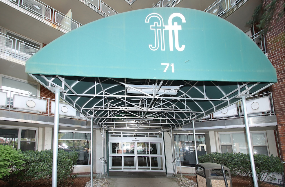 Fountain Terrace at Strawberry Hill unit 118, Stamford, CT 06902 - photo 1