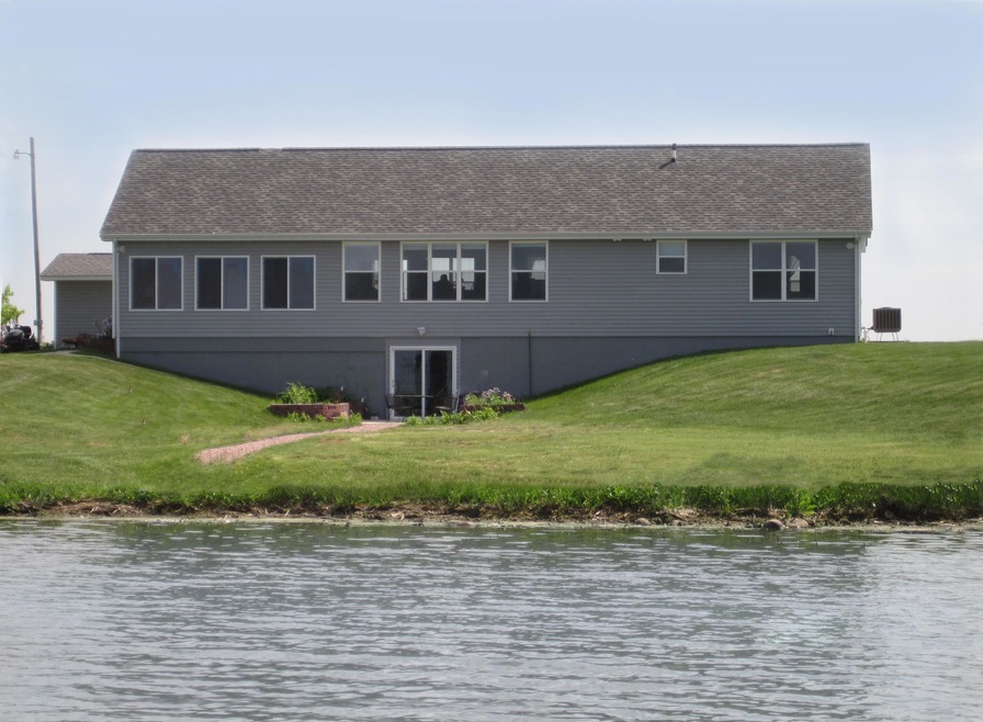 TwnLk house lakeside