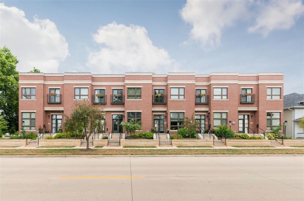 1012 2nd St SE, Cedar Rapids, IA 52401 - photo 1