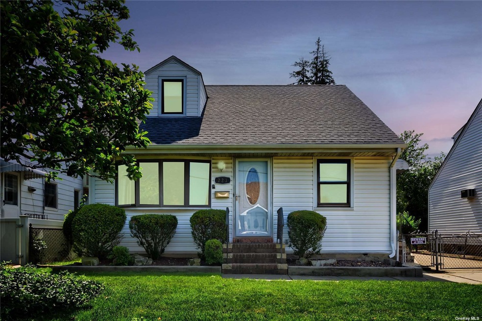 223 Evelyn Rd, Mineola, NY 11501 - photo 1