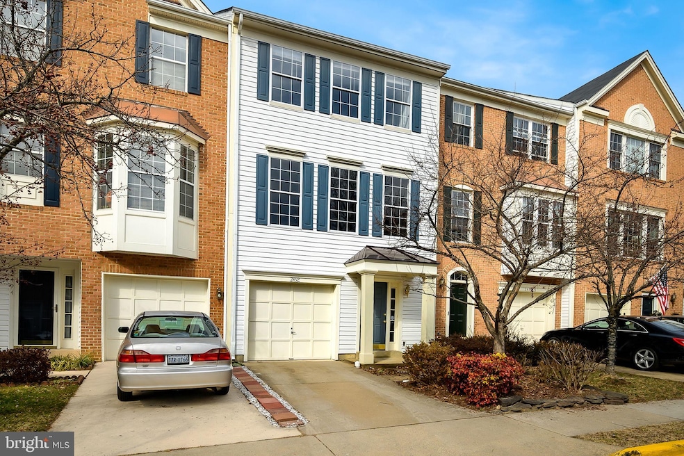 2492 Clover Field Cir, Herndon, VA 20171 - photo 1