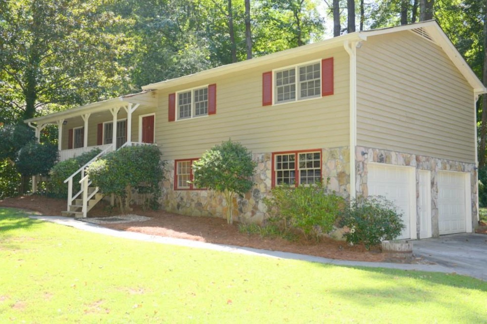 Adorable Split On Pretty, Wooded Lot!